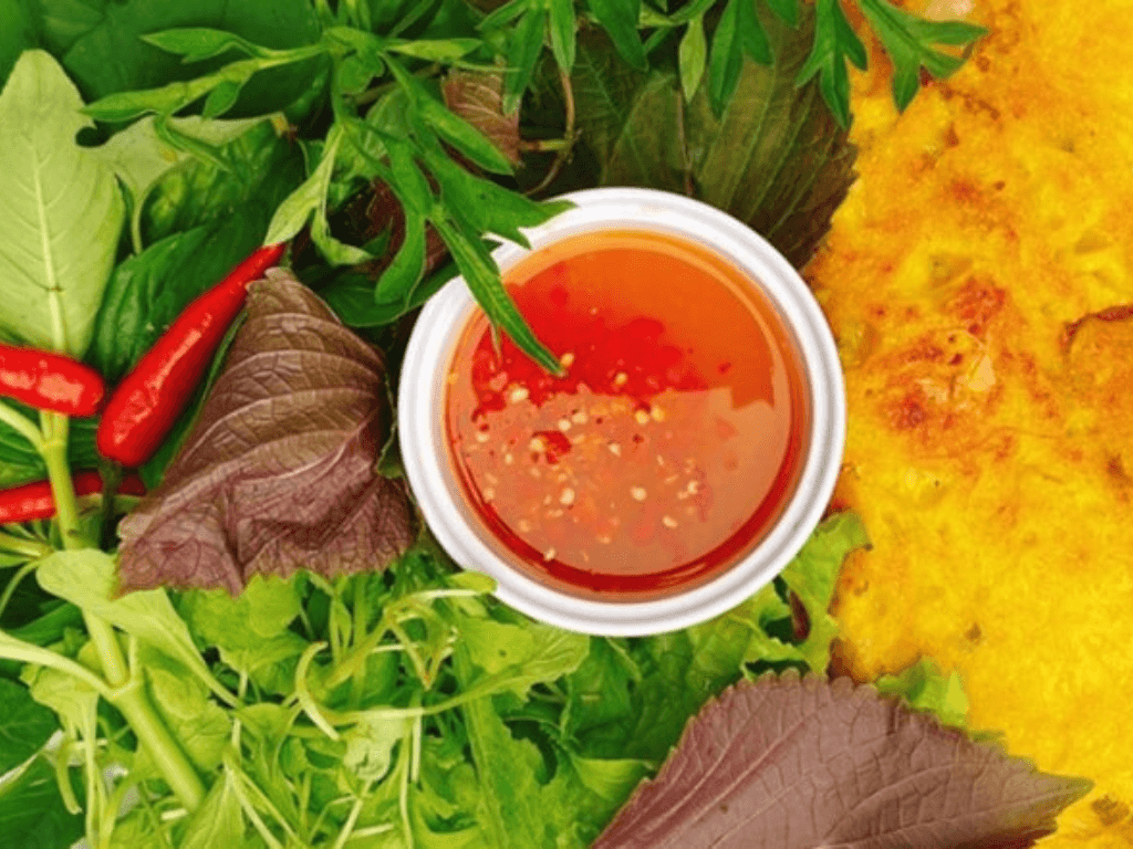 gioi-thieu-ve-banh-xeo-va-vai-tro-cua-rau-an-kem