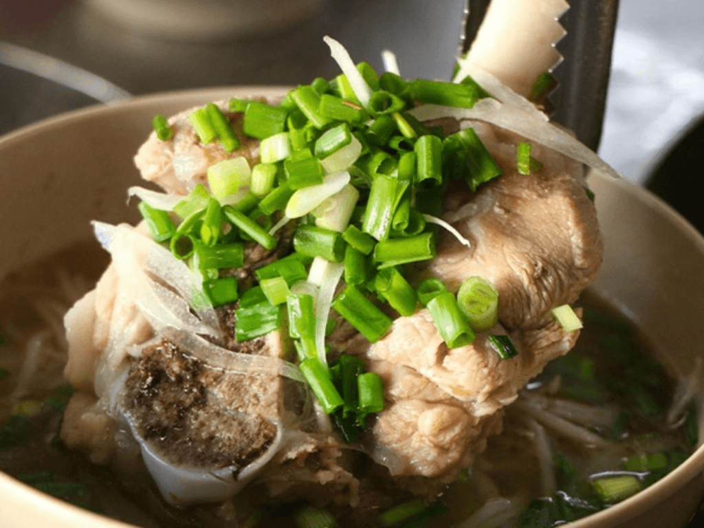 trinh-bay-va-thuong-thuc-bun-chia-buon-ma-thuot