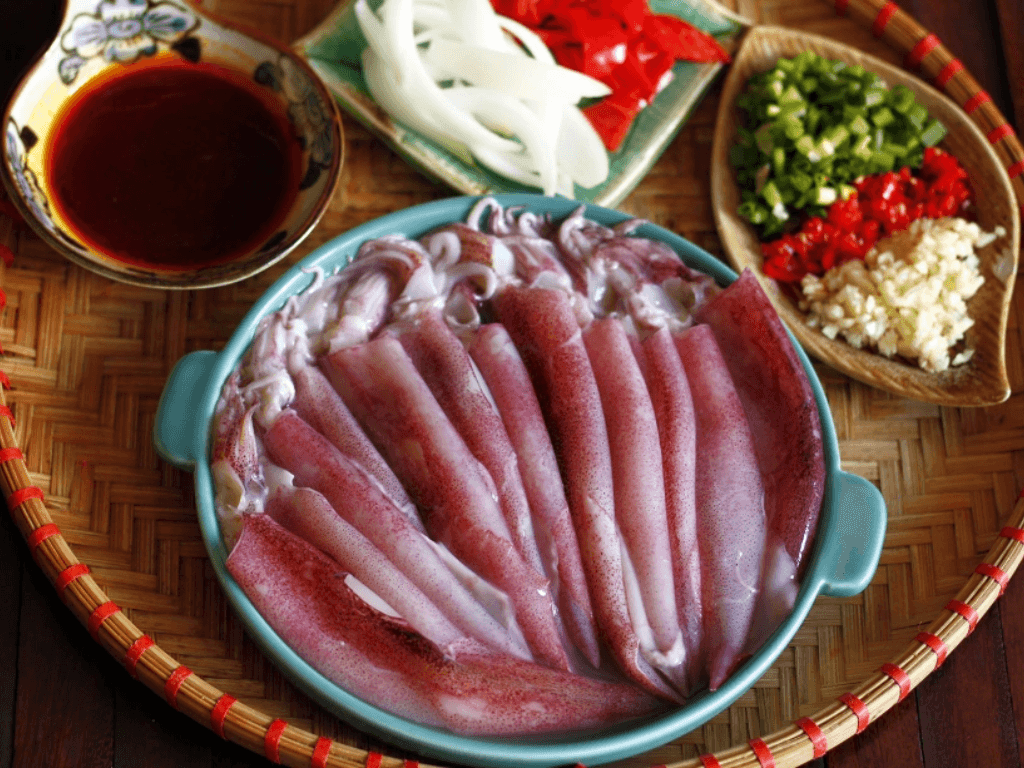 nguyen-lieu-can-chuan-bi-cho-mon-muc-trung-chien-nuoc-mam