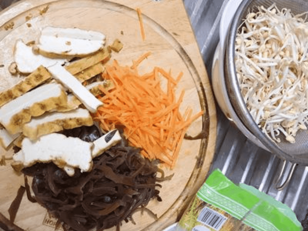 chuan-bi-nguyen-lieu-cho-mon-bun-gao-xao-chay