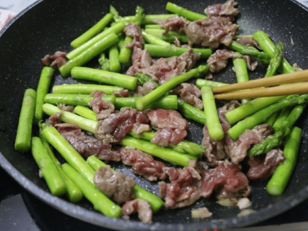 cac-buoc-xao-mang-tay-thit-bo-voi-dau-hao