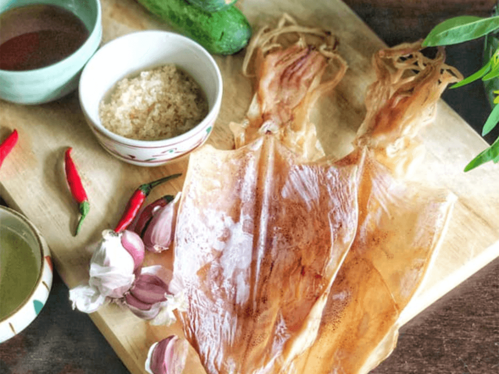 chuan-bi-nguyen-lieu-lam-kho-muc-chien-nuoc-mam