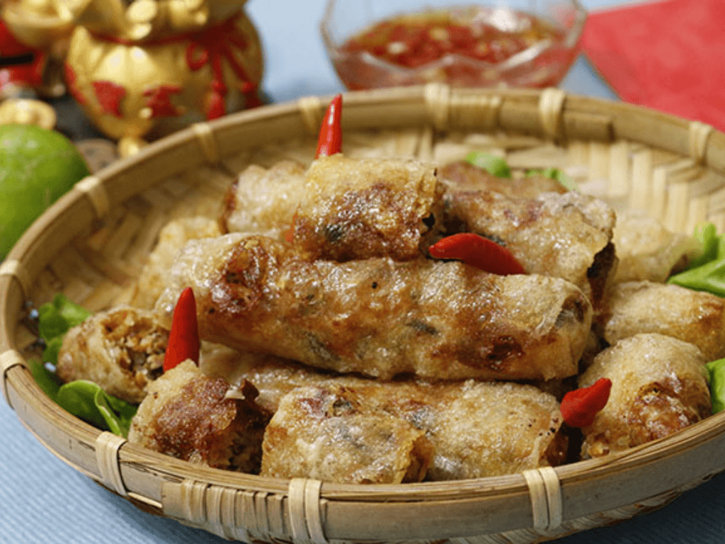 vi-sao-nem-cuon-tom-thit-la-mon-khong-the-thieu-trong-mam-cung-ram-thang-7