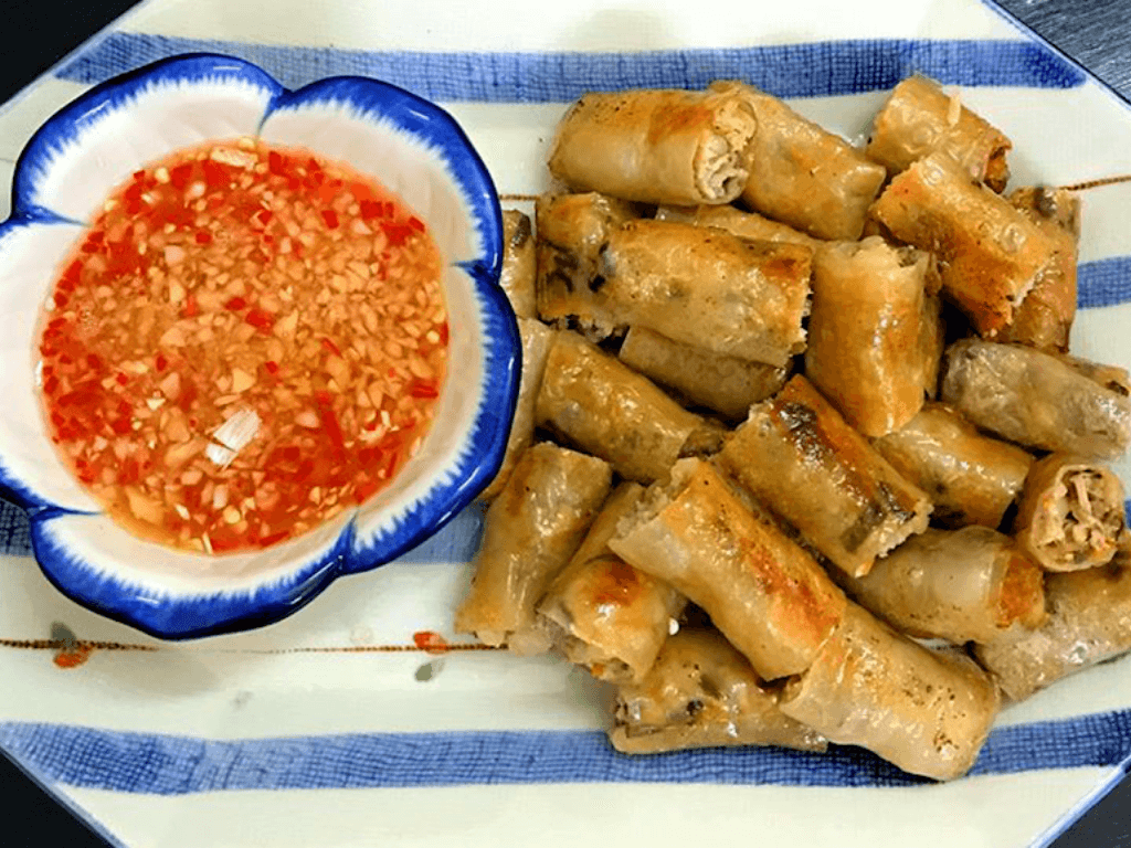 cach-pha-nuoc-cham-va-thuong-thuc-nem-ran