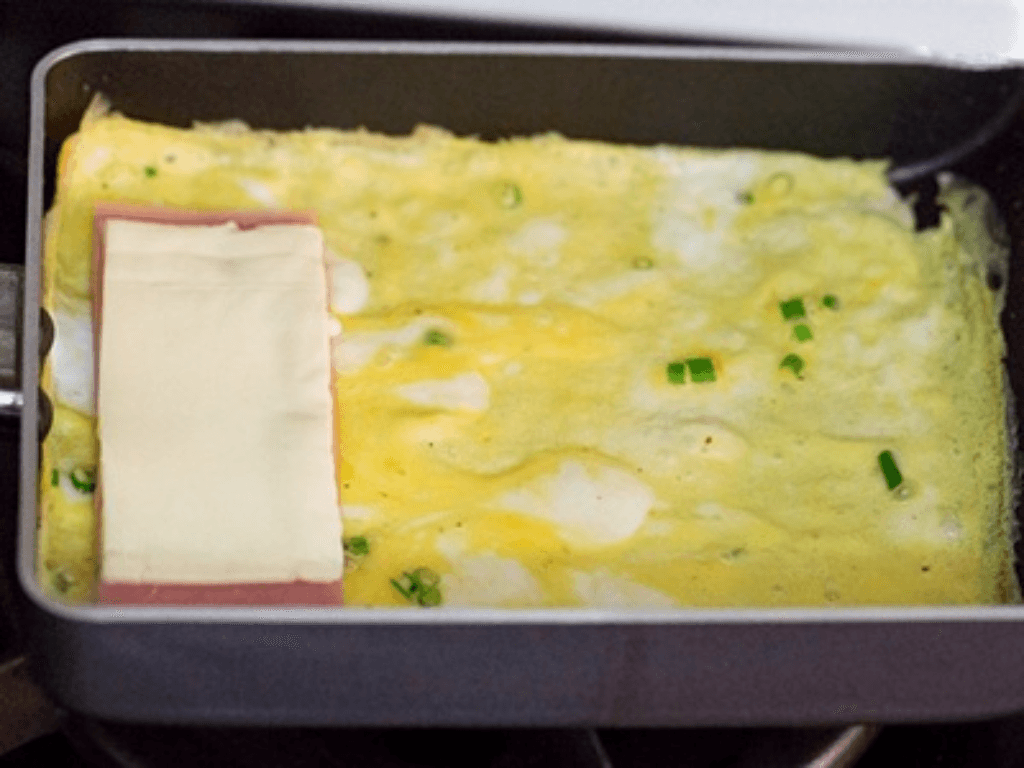 cac-buoc-lam-trung-cuon-pho-mai-cho-be