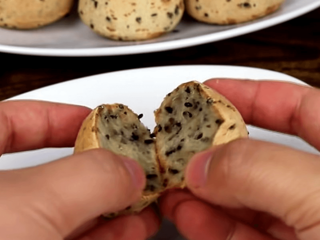 banh-mi-vung-den-han-quoc-huong-vi-dan-da-day-tinh-te