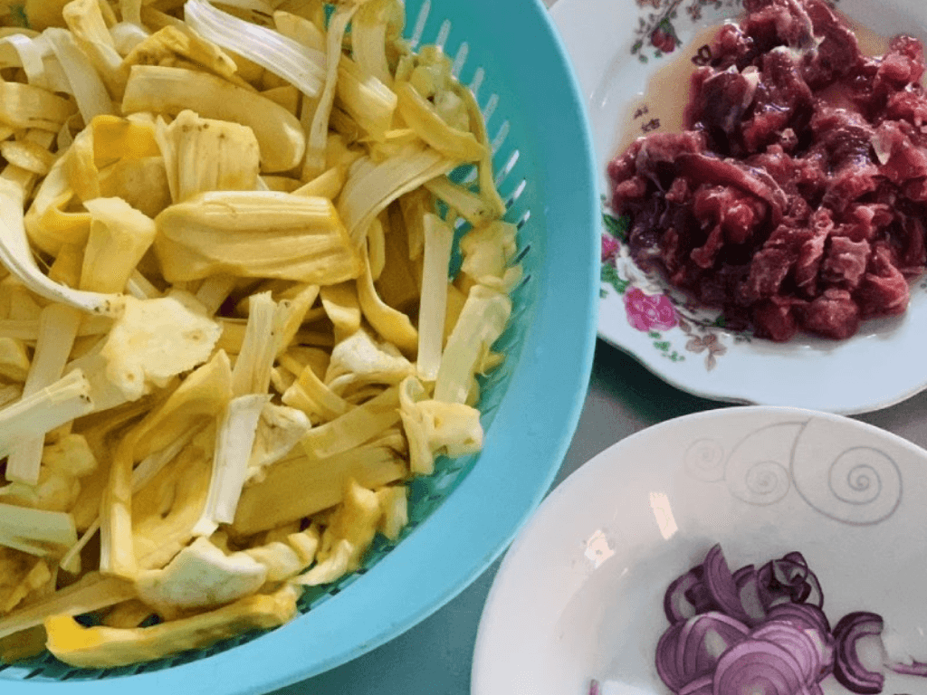 chuan-bi-nguyen-lieu-cho-mon-xo-mit-xao-sa-ot