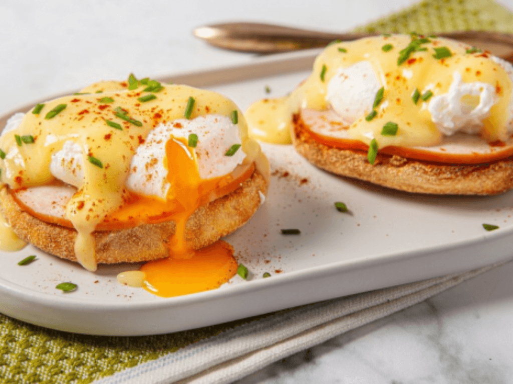 egg-benedict-mon-an-sang-chuan-tay-la-gi