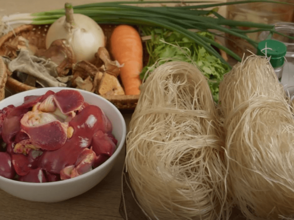 nguyen-lieu-can-chuan-bi-cho-mon-mien-xao-long-ga