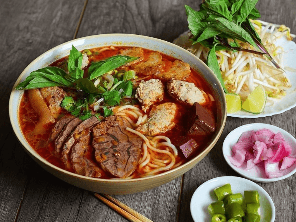 bun-bo-hue-tinh-hoa-am-thuc-mien-trung