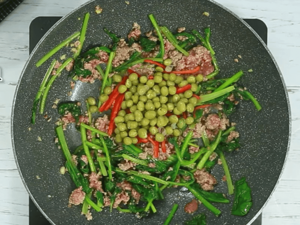 cach-lam-cai-bo-xoi-xao-thit-bo-khong-bi-ra-nuoc