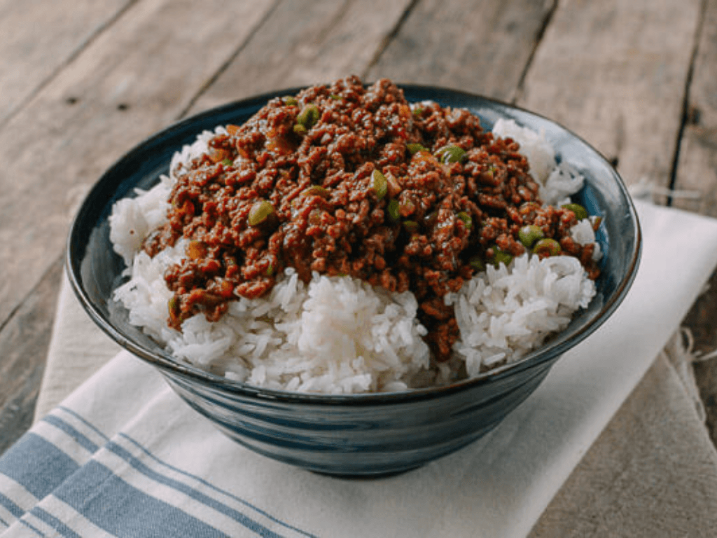 gioi-thieu-mon-com-bo-bam-sot-trung-long-dao