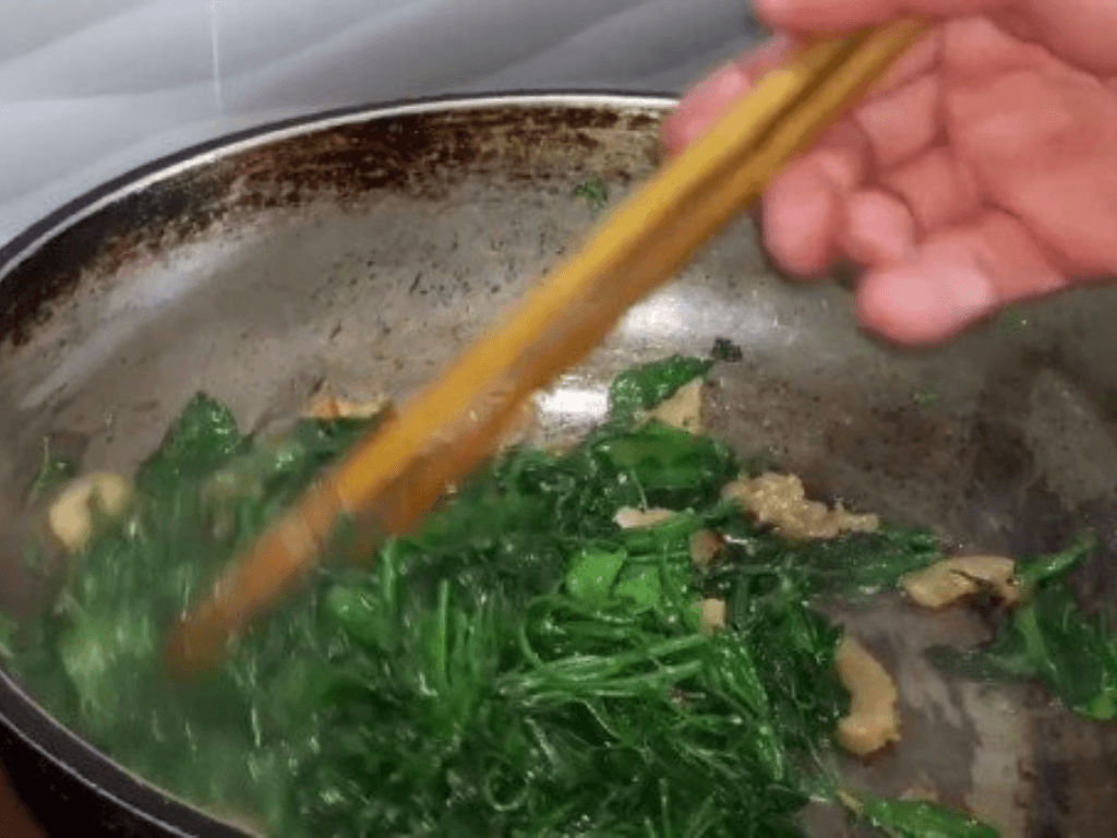 cach-xao-rau-dang-chuan-dau-bep