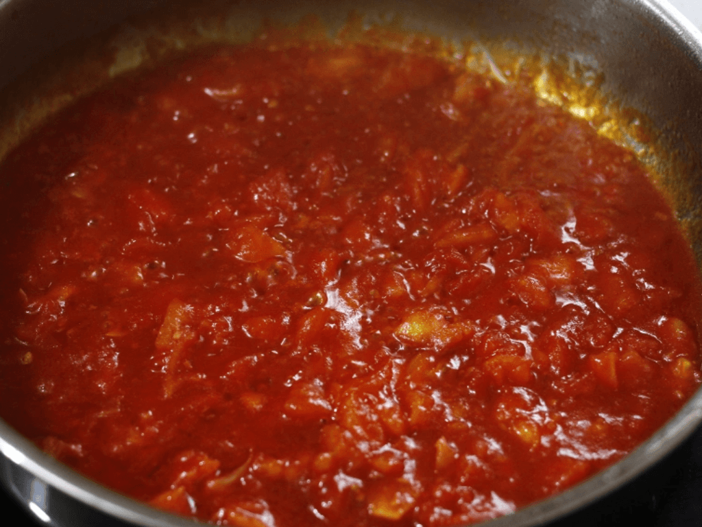 che-bien-va-nau-sot-ca-chua-di-kem