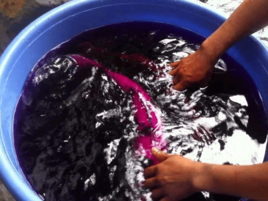 cac-buoc-thuc-hien-cach-tay-quan-ao-moc-bang-thuoc-tim