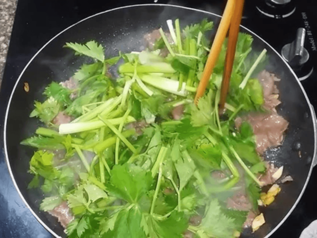 cac-buoc-xao-thit-bo-voi-can-tay-nam-va-ot-chuong