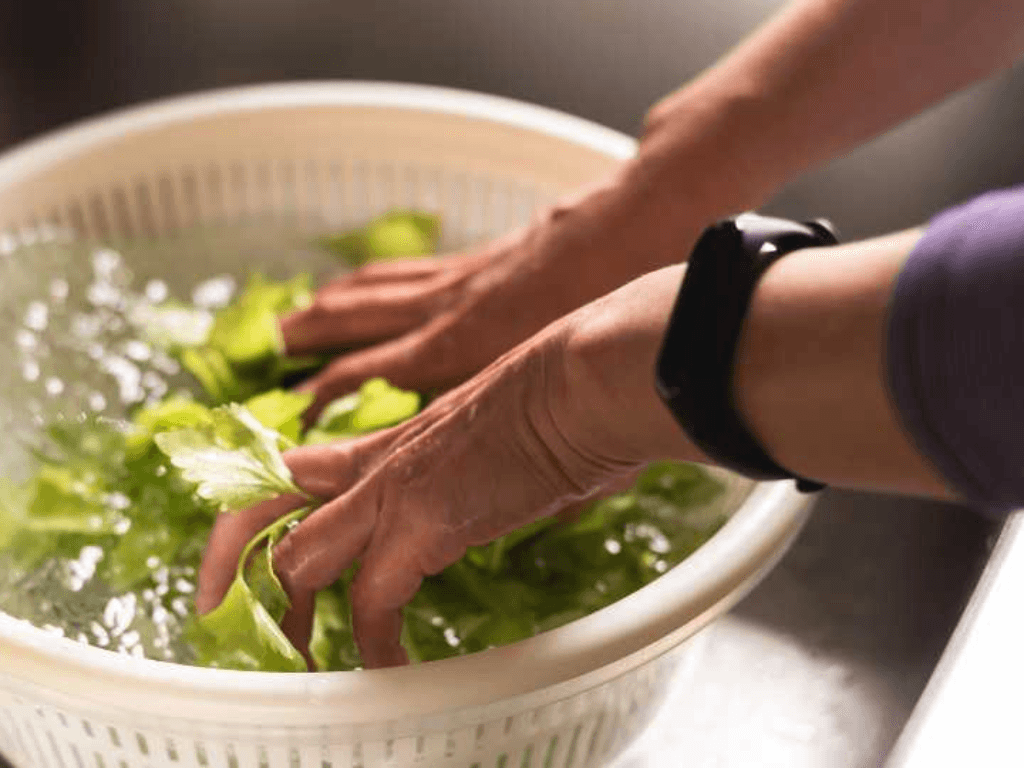 thoi-quen-rua-rau-song-va-nhung-moi-nguy-hiem-tiem-an