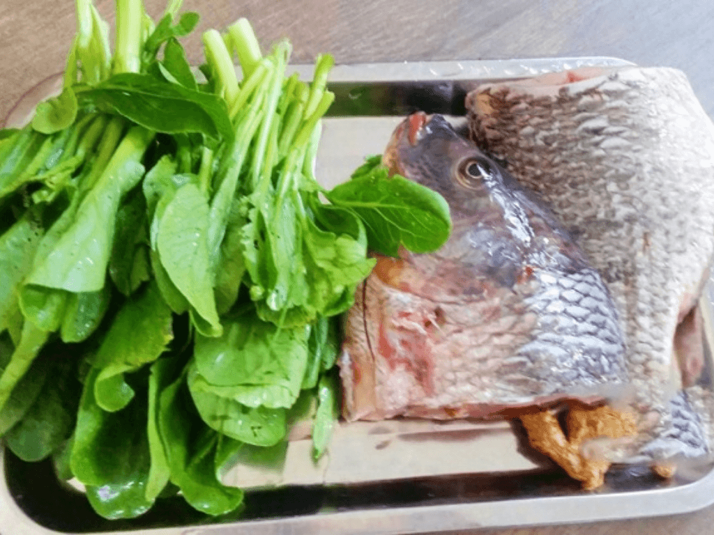 chuan-bi-cac-nguyen-lieu-tuoi-nhu-ca-ro-rau-cai