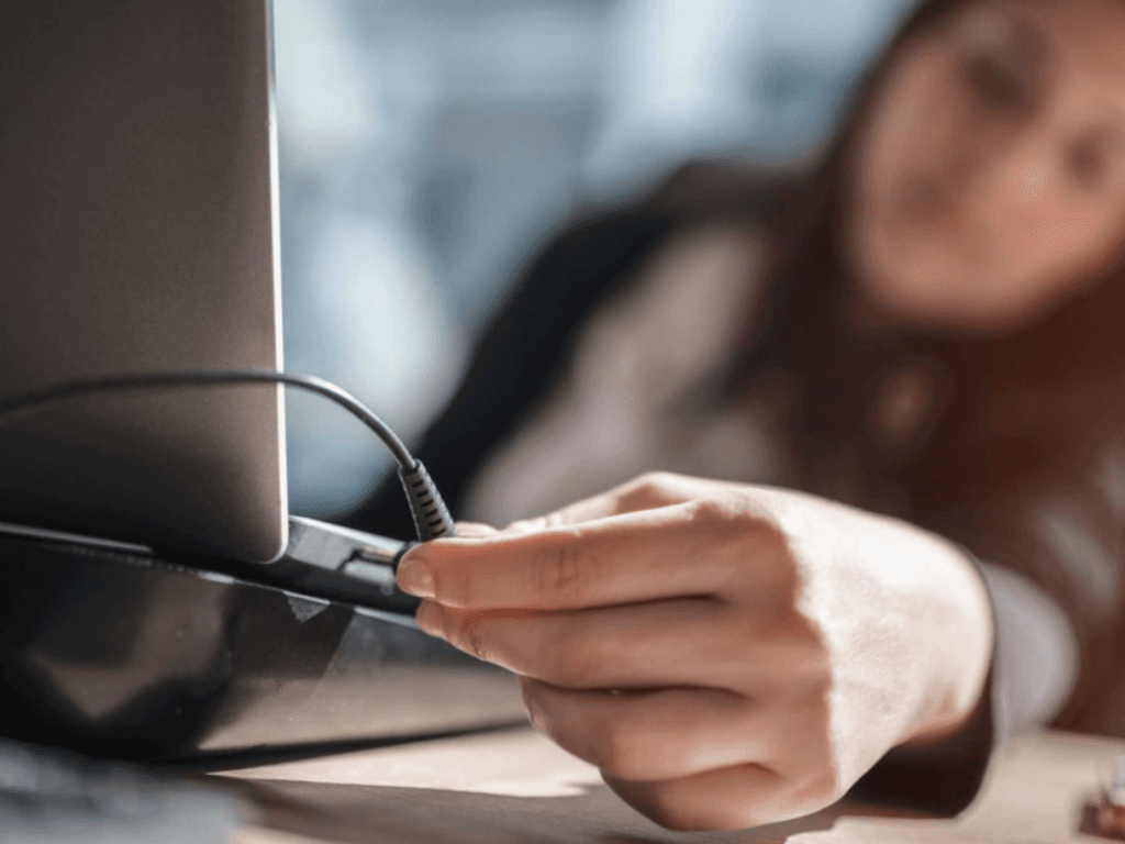 kiem-tra-nguon-dien-va-pin-truoc-tien