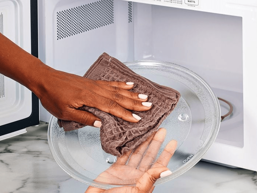 cac-buoc-ve-sinh-lo-vi-song-bang-baking-soda