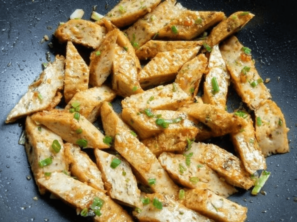 suc-hap-dan-cua-mon-cha-ca-chien-nuoc-mam-trong-bua-com-gia-dinh