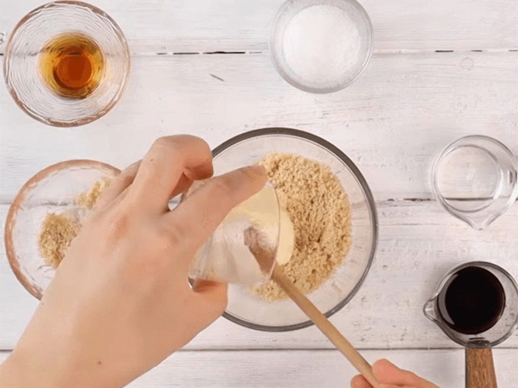 pha-nuoc-sot-va-tron-bun