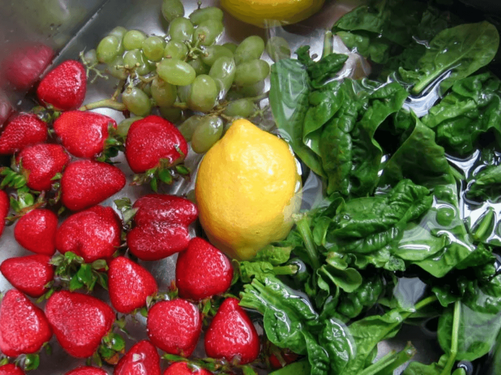 tai-sao-can-rua-hoa-qua-sach-se