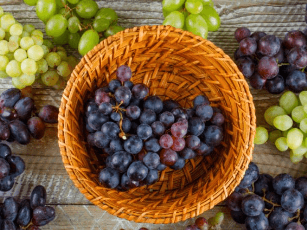 nho-mon-trai-cay-vang-cho-lan-da-dep