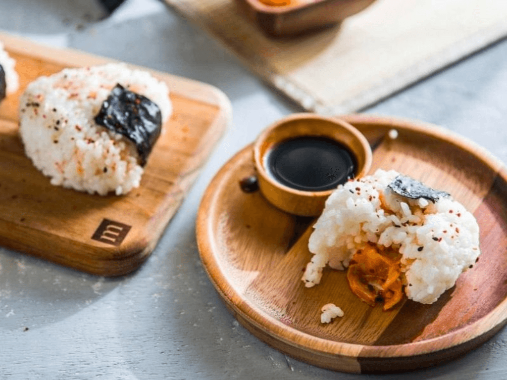 gioi-thieu-ve-com-nam-tam-giac-mon-an-tien-loi-va-hap-dan