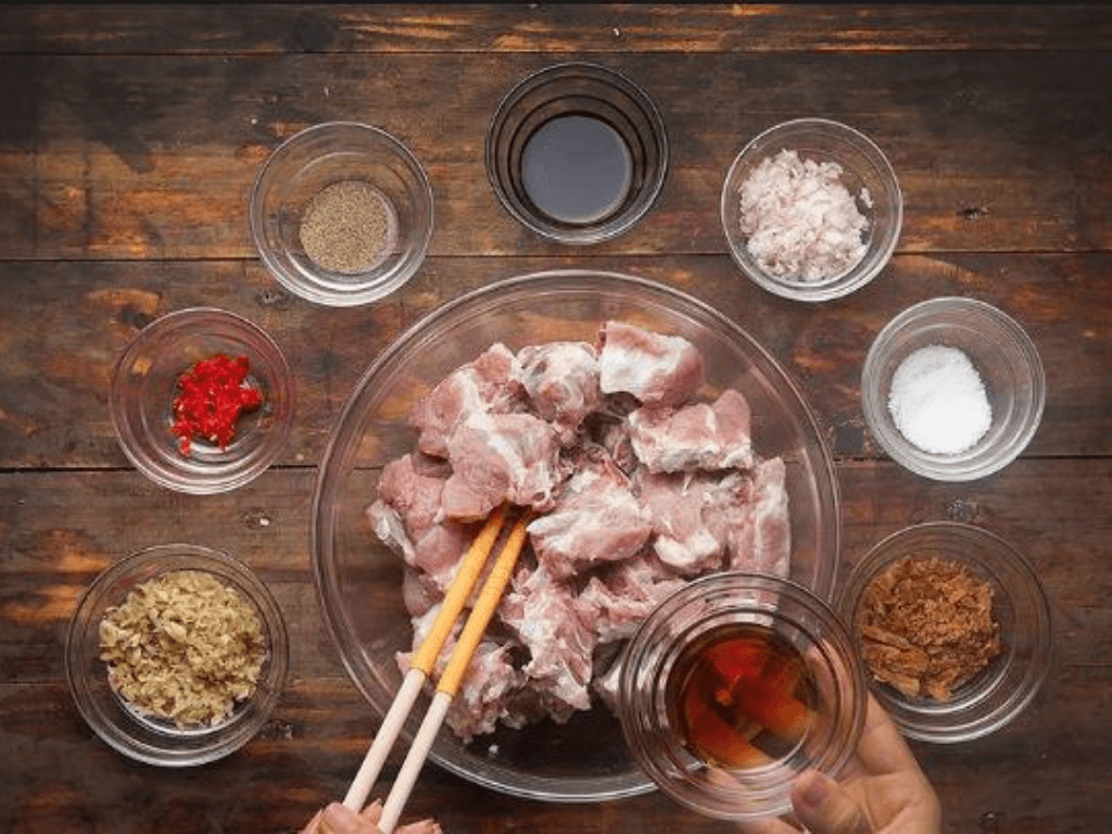 so-che-suon-heo-va-cac-nguyen-lieu-di-kem