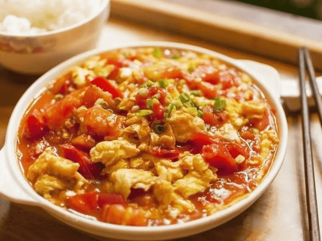 trung-xao-ca-chua-mon-an-don-gian-nhung-luon-duoc-long-moi-nha