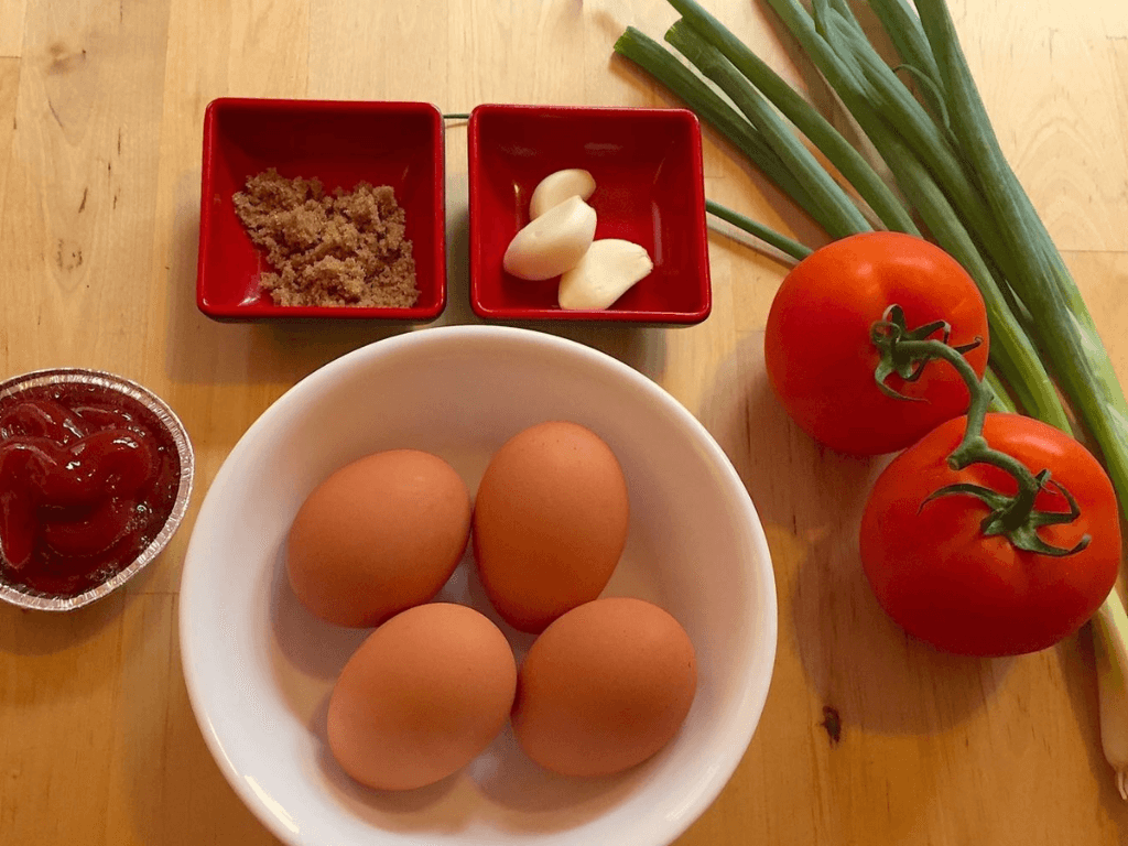 nguyen-lieu-can-chuan-bi-cho-mon-trung-xao-ca-chua-ngon-chuan-vi