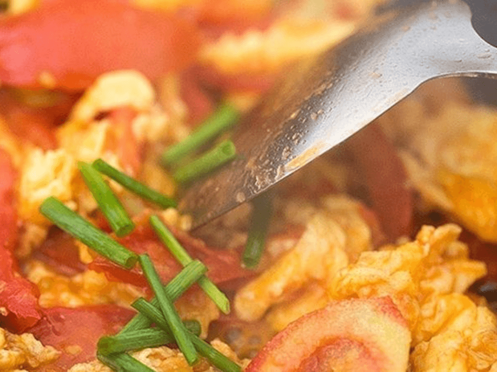 cach-xao-trung-va-ca-chua-dung-ky-thuat