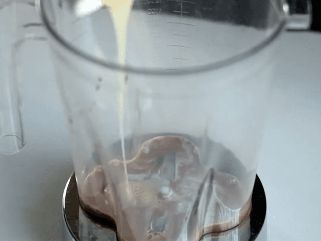 cach-pha-milo-voi-sua-tuoi-bang-may-xay-sinh-to