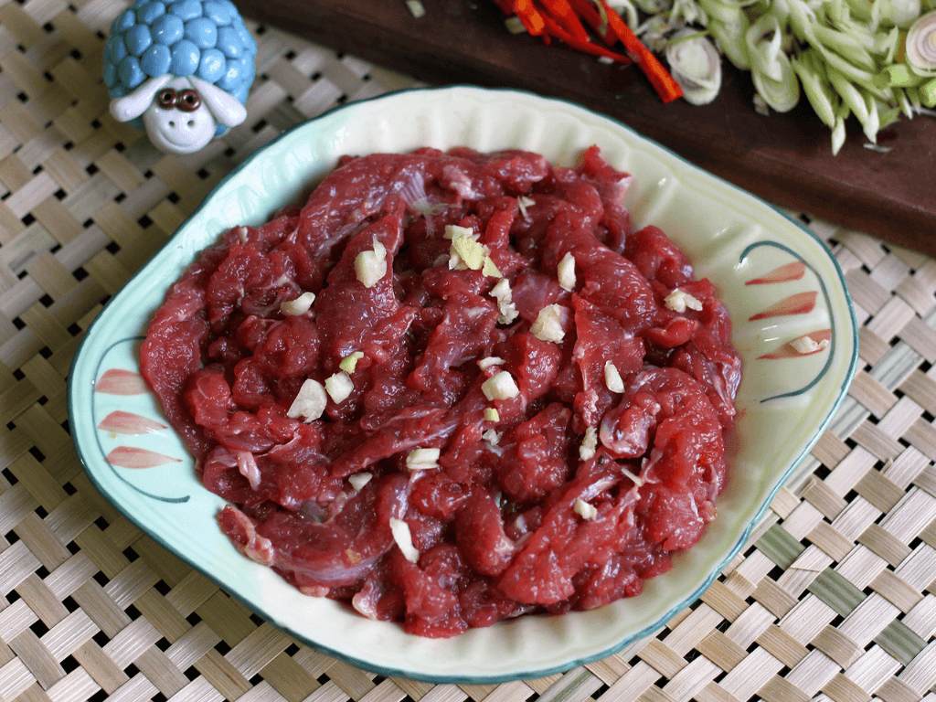 cach-uop-thit-bo-xao-mem-thom-giu-vi-ngot