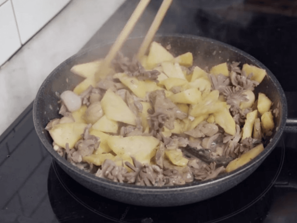 cac-buoc-xao-long-ga-voi-dua