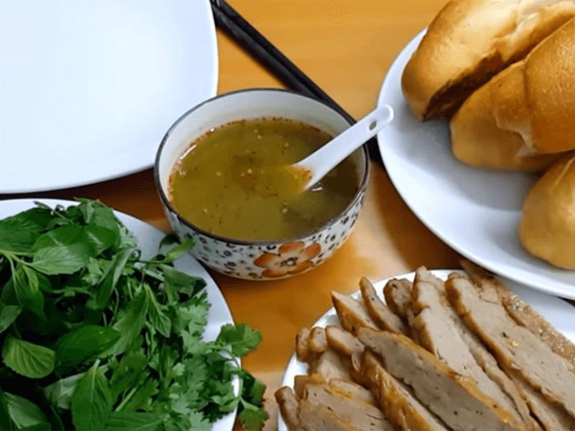 cac-buoc-lam-banh-mi-cha-ca-nong-hoi