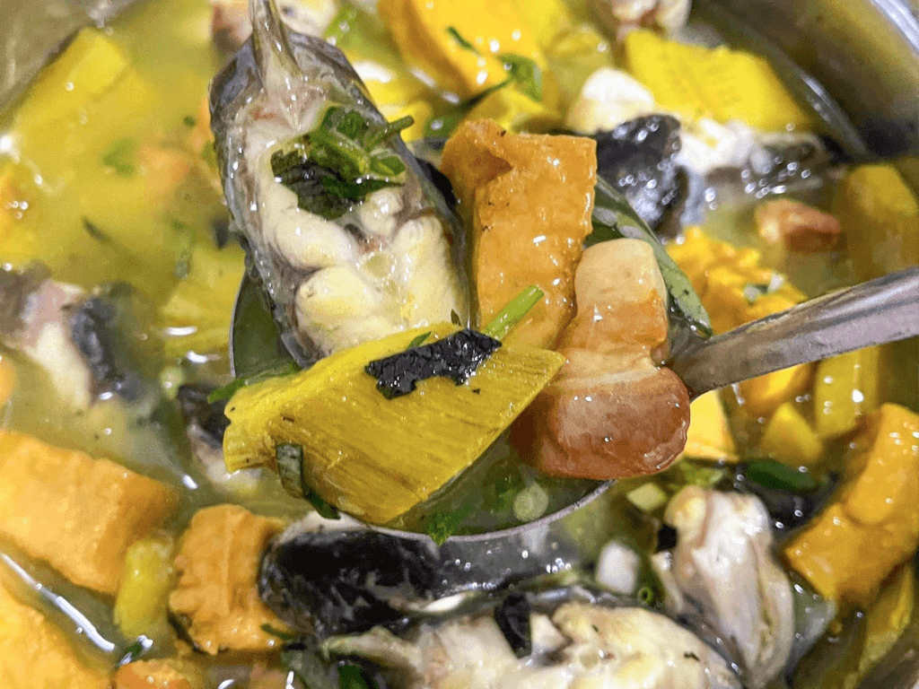 tien-hanh-om-ca-voi-chuoi-dau