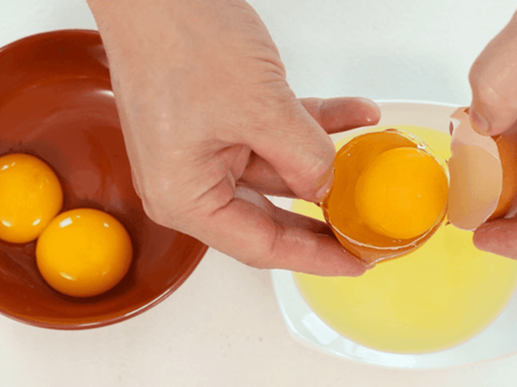 quy-trinh-ngam-trung-ga-voi-mat-ong