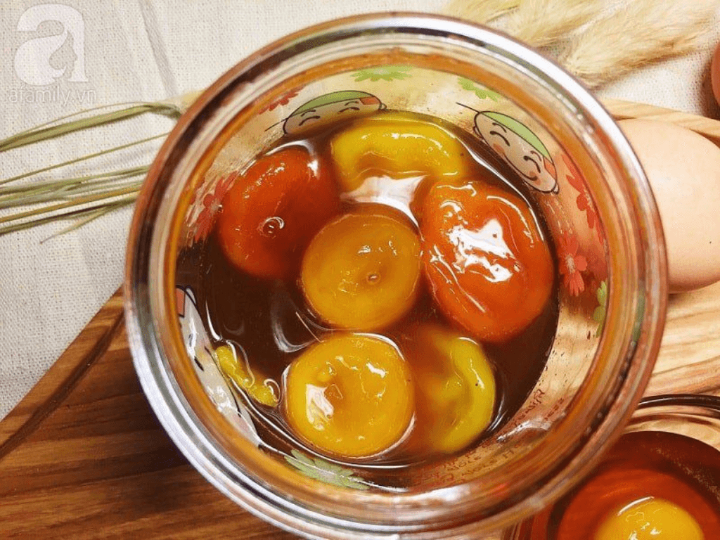 cong-dung-cua-trung-ga-ngam-mat-ong-voi-suc-khoe-va-sac-dep