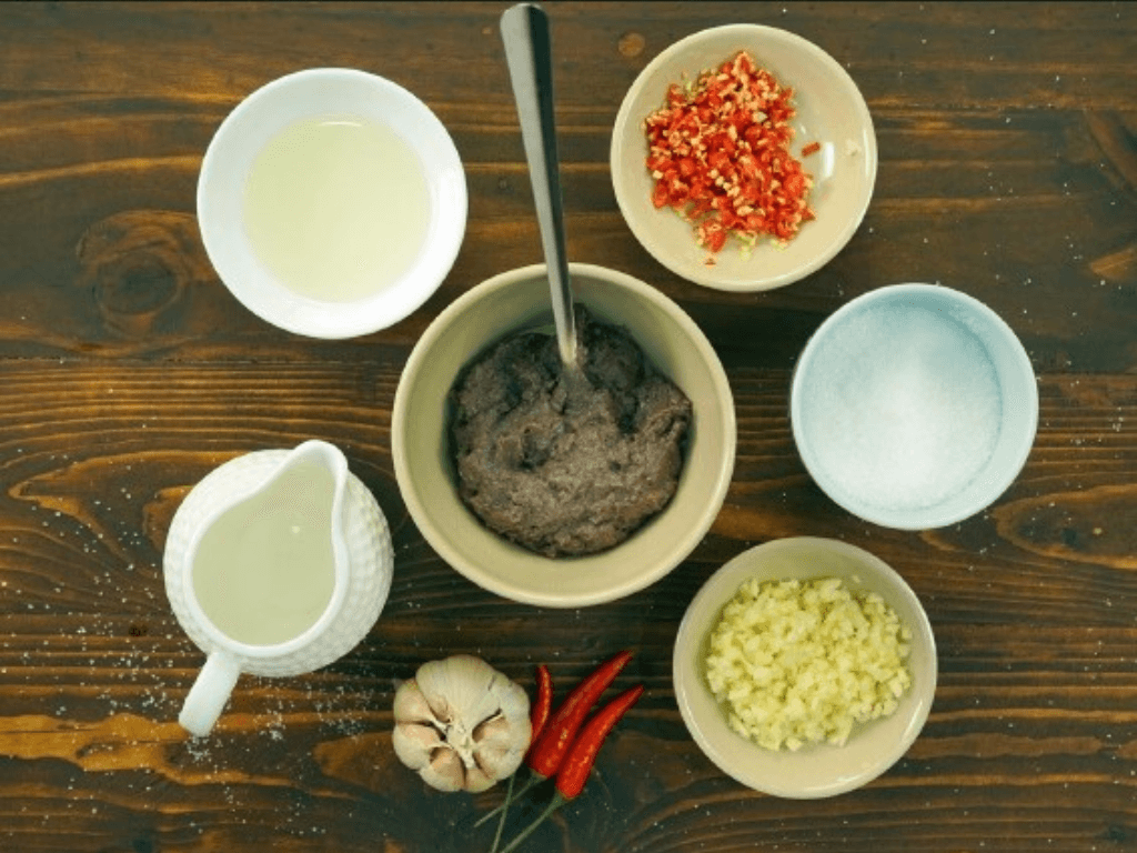 chuan-bi-nguyen-lieu-lam-mam-ruoc-xao-cham-xoai-non