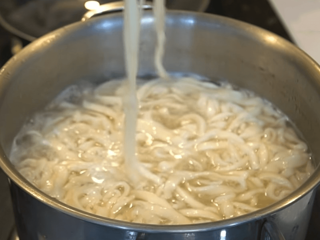 luoc-va-lam-chin-soi-banh-canh