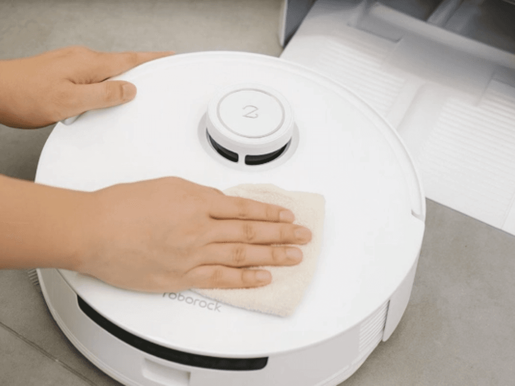 tam-quan-trong-cua-viec-ve-sinh-robot-hut-bui