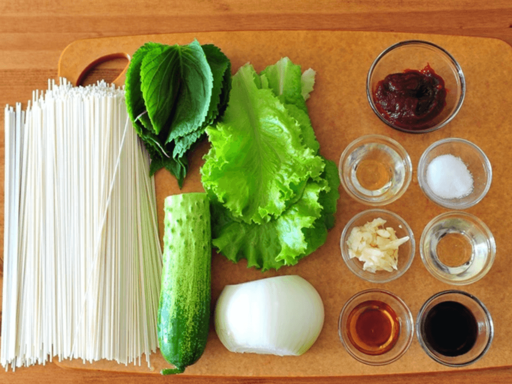 nguyen-lieu-can-chuan-bi-cho-mon-mi-tron-cay-han-quoc