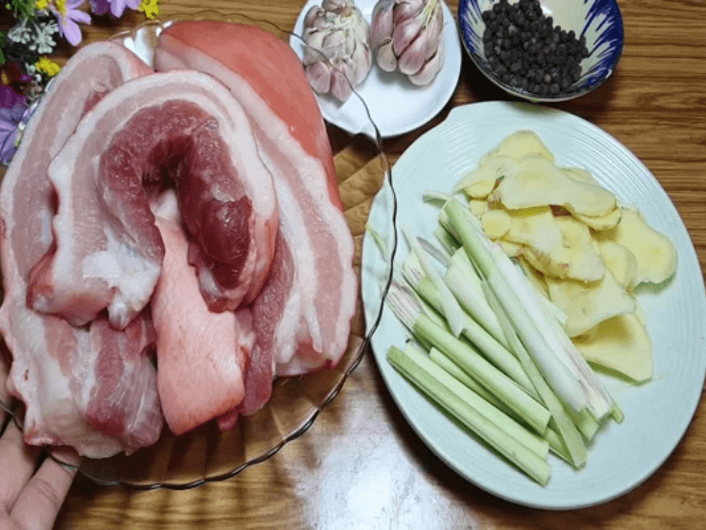 nguyen-lieu-chuan-cho-mon-thit-heo-ngam-mam