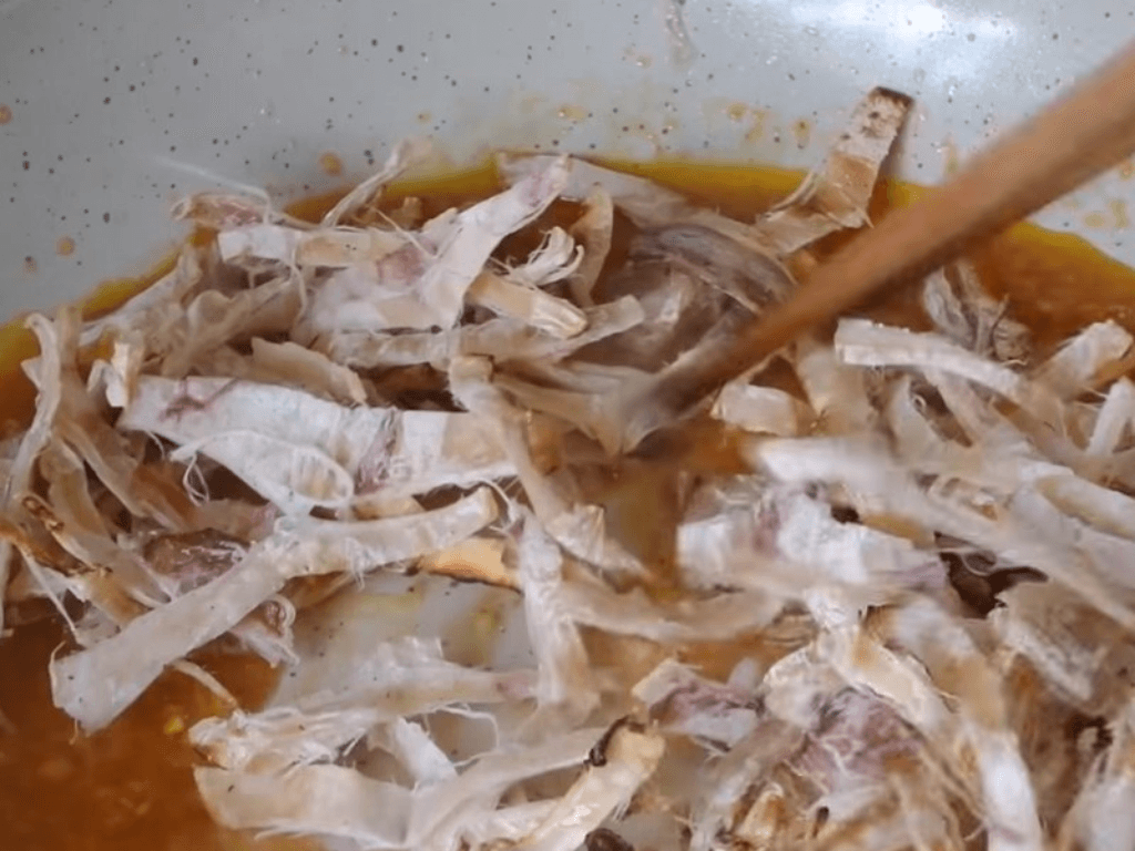 cac-buoc-xao-muc-kho-chua-ngot-trong-5-phut