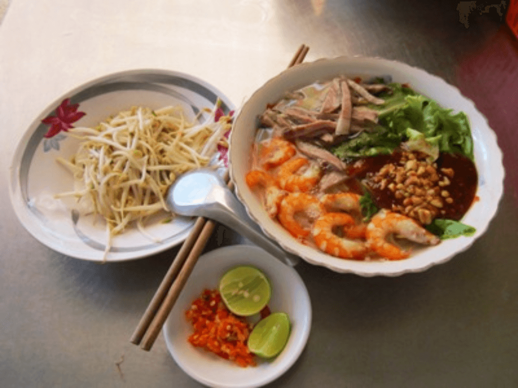 chuan-bi-topping-va-trinh-bay-bun-goi-gia