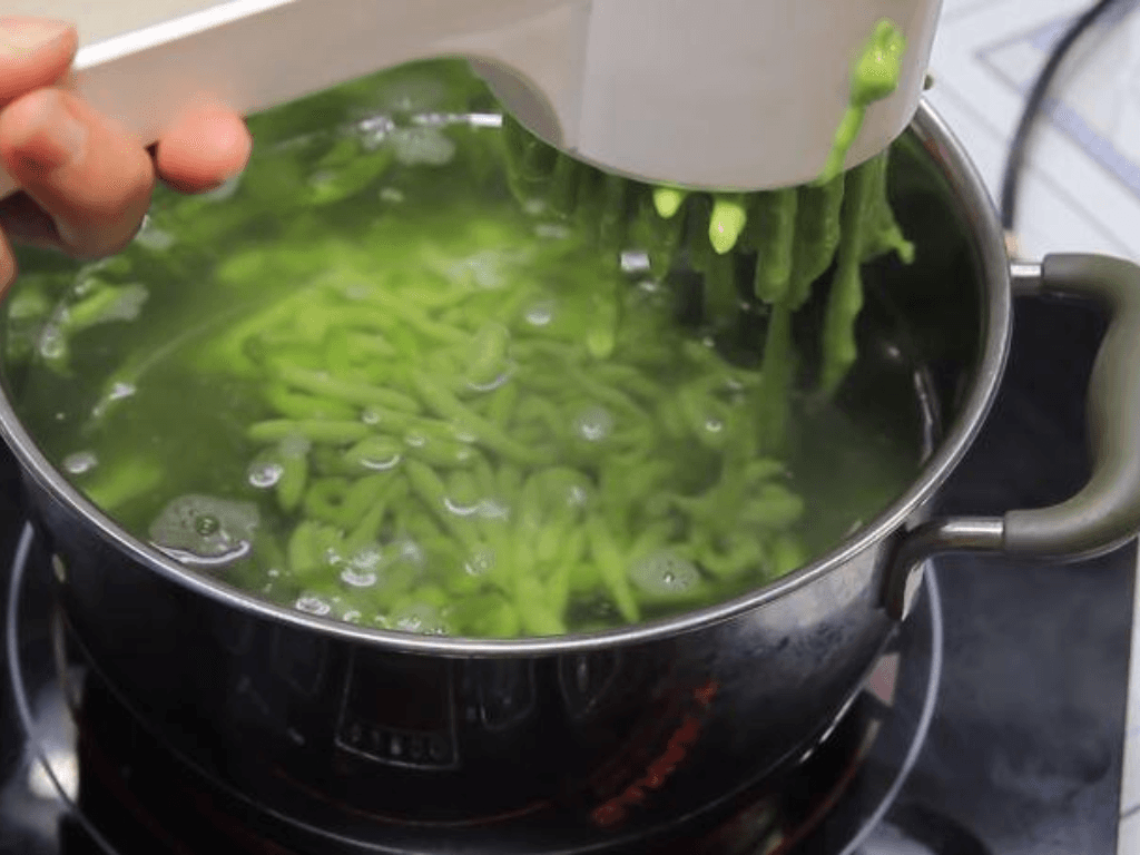 ky-thuat-ep-banh-lot-bi-quyet-cho-soi-dai-muot-nhu-ngoai-hang