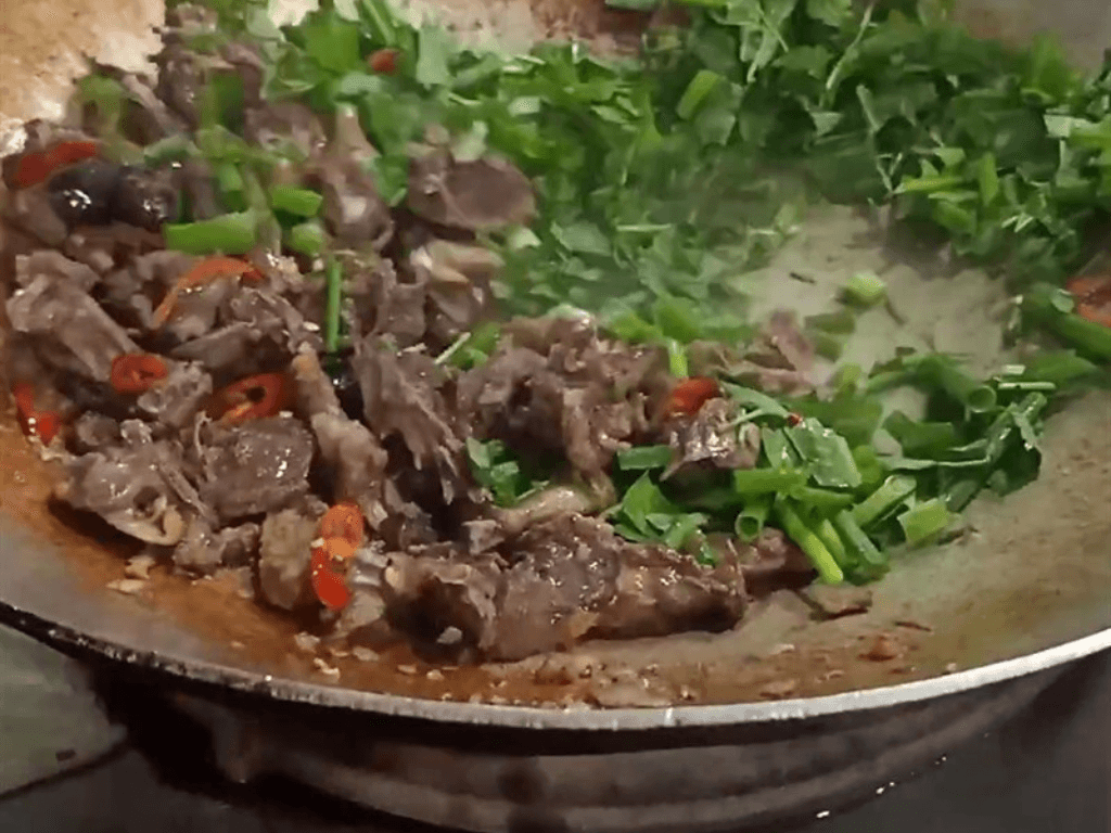 cach-lam-chim-bo-cau-xao-hanh-ram-chuan-vi-thom-nong-kich-thich-vi-giac