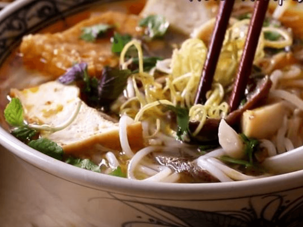 nau-va-trinh-bay-to-bun-bo-hue-chay-chuan-vi-danh-lua-ca-nguoi-an-man